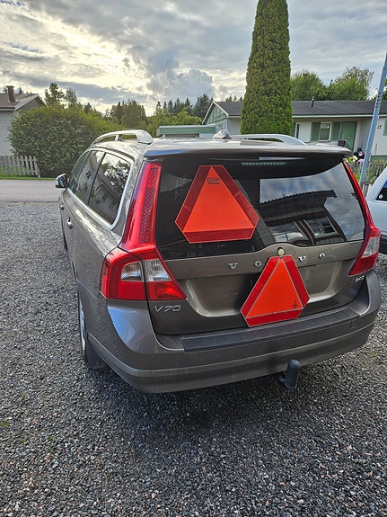 Volvo V70 3 of 4