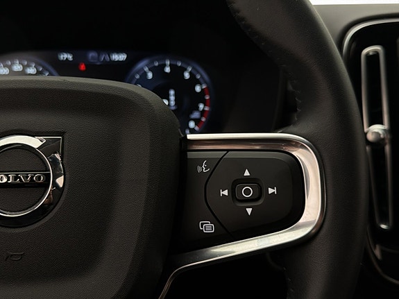 Volvo XC40 17 of 30