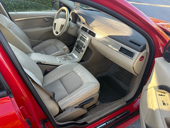 Volvo V70 2 of 15