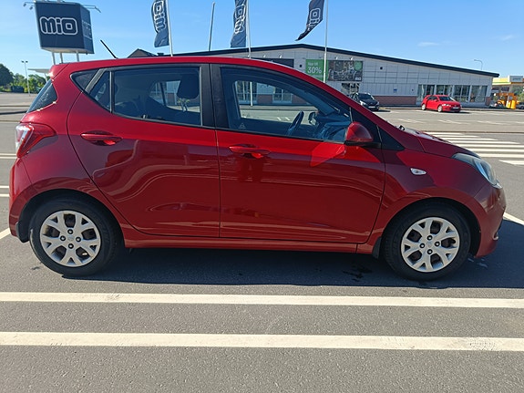 Hyundai i10 2 of 15
