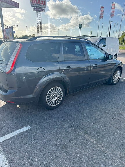 Ford Focus 2 of 3