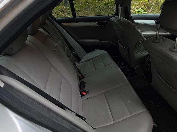Mercedes-Benz C200 9 of 30