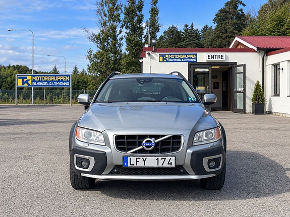 Volvo XC70 2 of 16