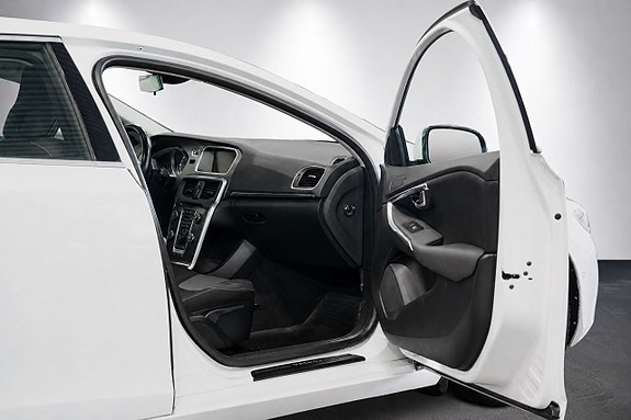 Volvo V40 11 of 23