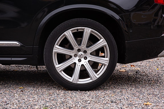Volvo XC90 10 of 30