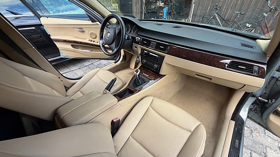 BMW 320i 3 of 5