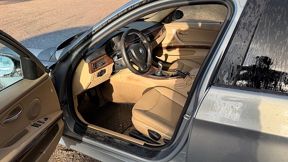 BMW 320i 4 of 5