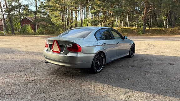 BMW 320i 2 of 5