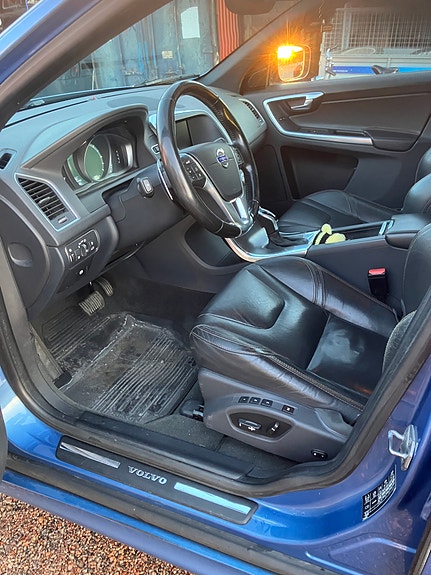 Volvo XC60 2 of 8