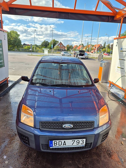 Ford Fusion 5 of 7