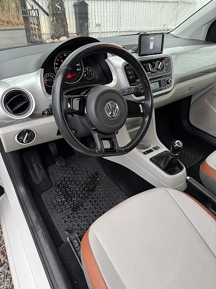 Volkswagen UP! 2 of 7