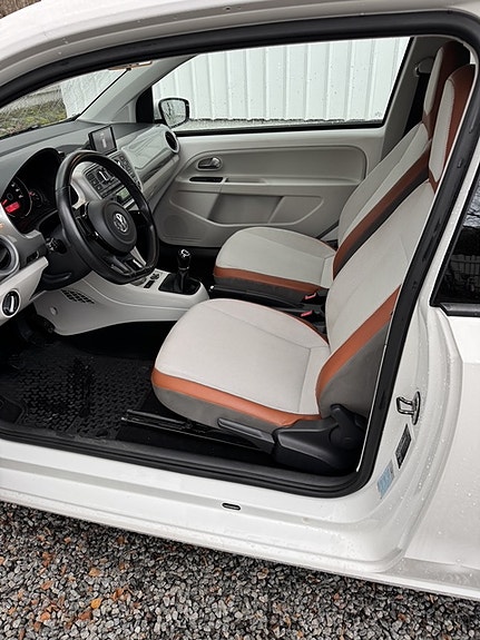 Volkswagen UP! 3 of 7