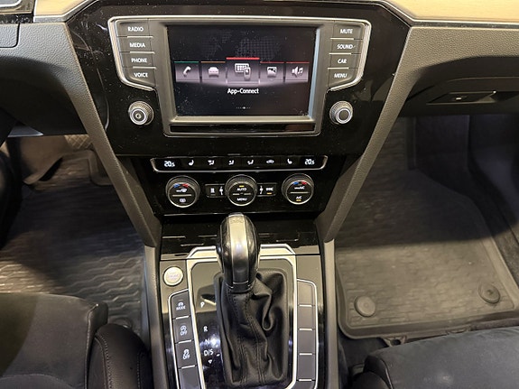 Volkswagen Passat 11 of 15