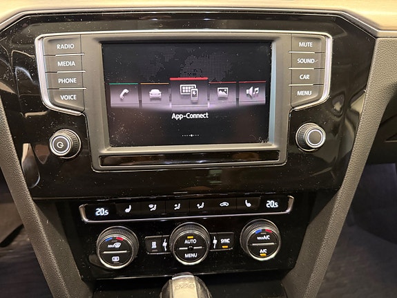 Volkswagen Passat 12 of 15