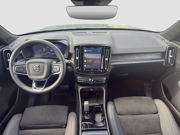 Volvo XC40 11 of 16