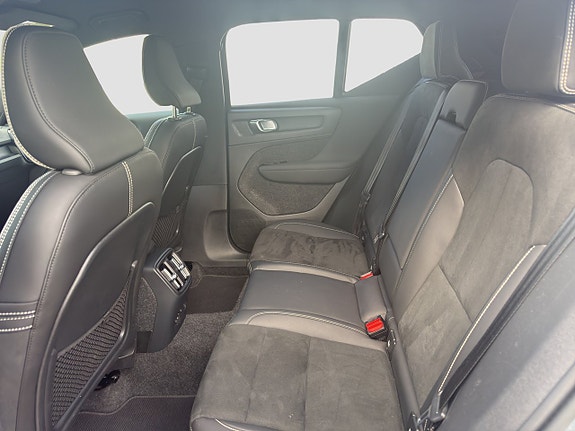 Volvo XC40 10 of 16