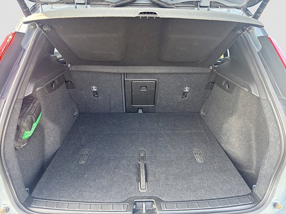 Volvo XC40 12 of 16