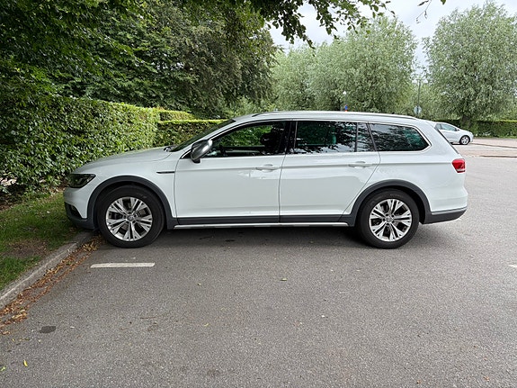Volkswagen Passat Alltrack 2 of 6