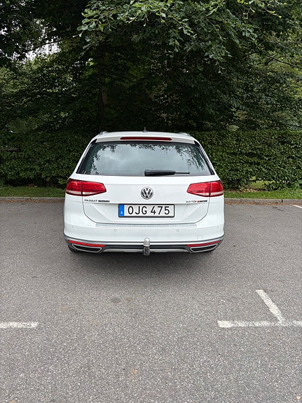 Volkswagen Passat Alltrack 3 of 6