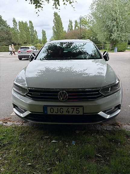 Volkswagen Passat Alltrack 4 of 6