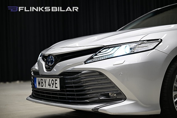 Toyota Camry 8 of 30