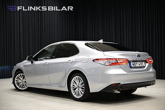 Toyota Camry 3 of 30
