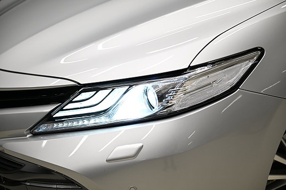 Toyota Camry 15 of 30