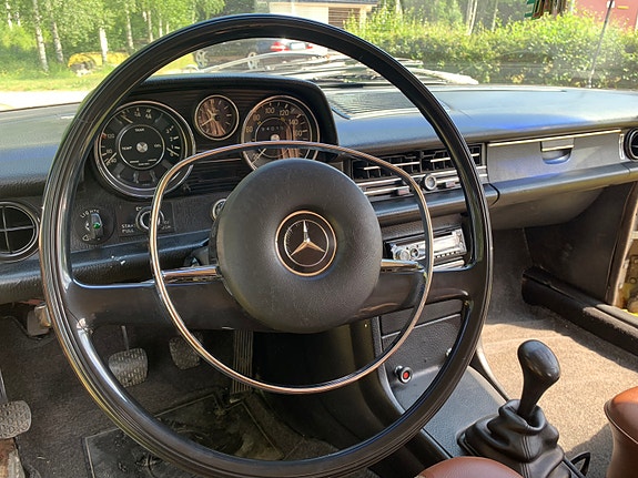 Mercedes-Benz 220 D 5 of 7