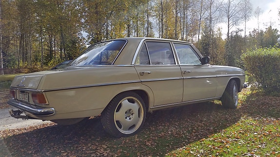 Mercedes-Benz 220 D 2 of 7