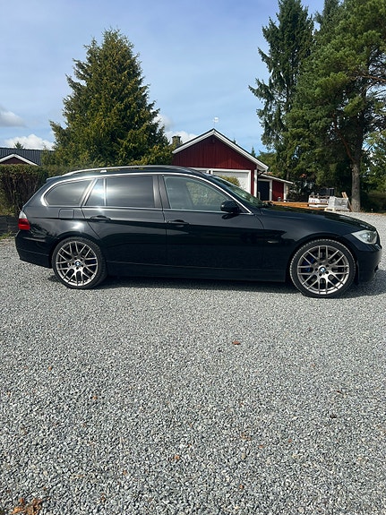 BMW 330xd 2 of 15