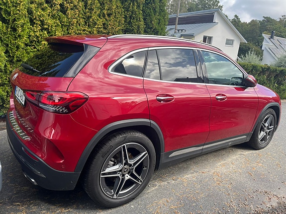Mercedes-Benz GLA200 2 of 9