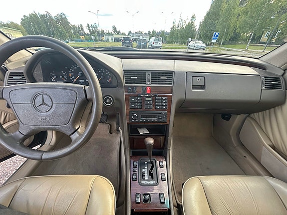 Mercedes-Benz C220 3 of 6
