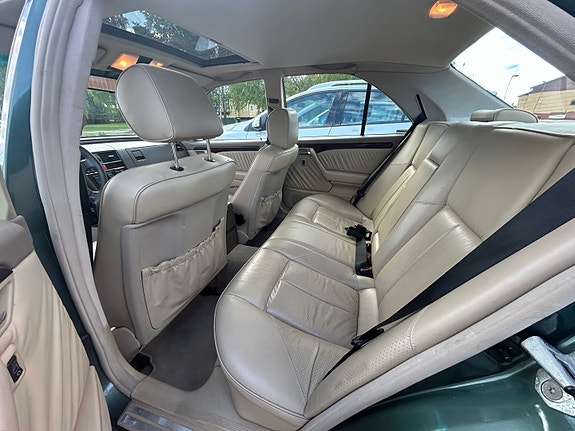 Mercedes-Benz C220 4 of 6