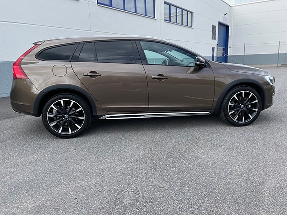 Volvo V60 Cross Country 2 of 7