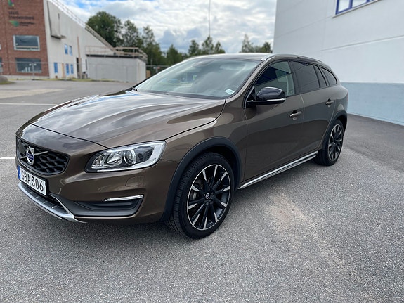 Volvo V60 Cross Country 3 of 7