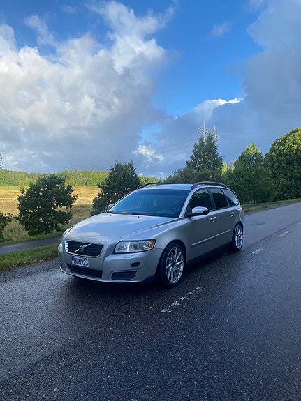Volvo V50 4 of 17