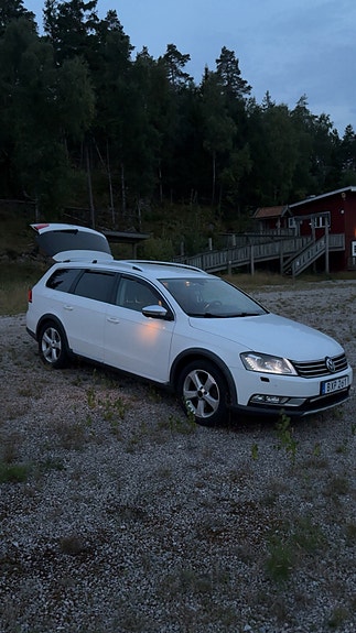 Volkswagen Passat Alltrack 2 of 7