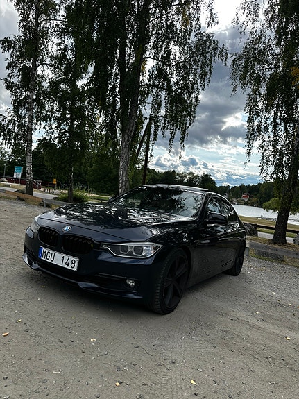 BMW 328i 3 of 5