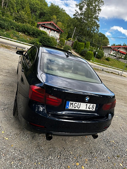 BMW 328i 4 of 5