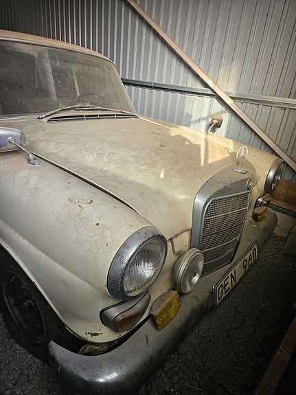 Mercedes-Benz 200 D 2 of 8