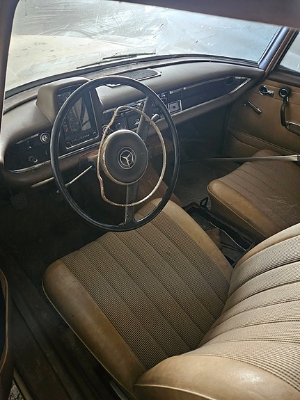Mercedes-Benz 200 D 6 of 8