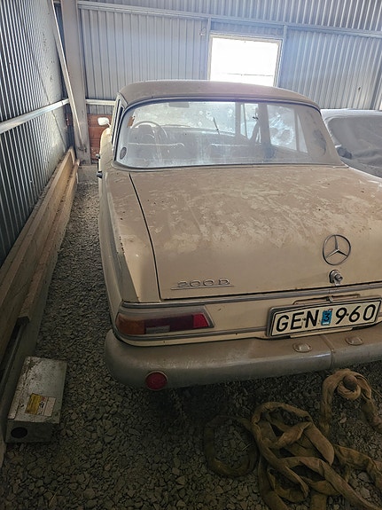 Mercedes-Benz 200 D 4 of 8