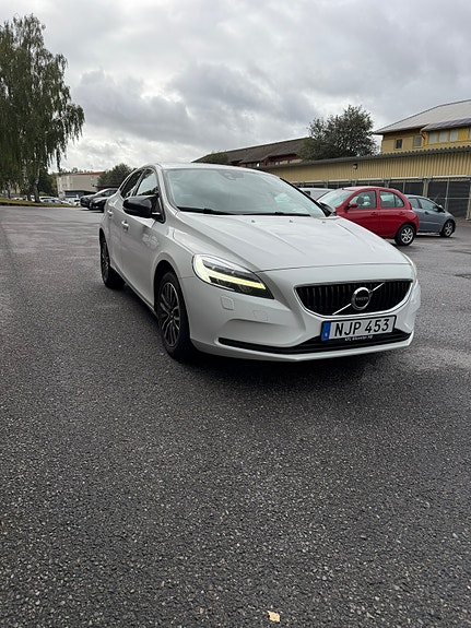 Volvo V40 2 of 10