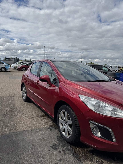 Peugeot 308 2 of 8