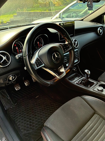 Mercedes-Benz A180 3 of 4