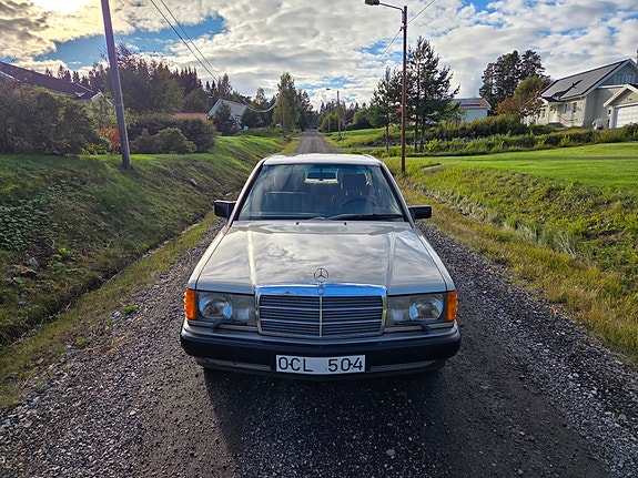 Mercedes-Benz 190 E 2 of 10