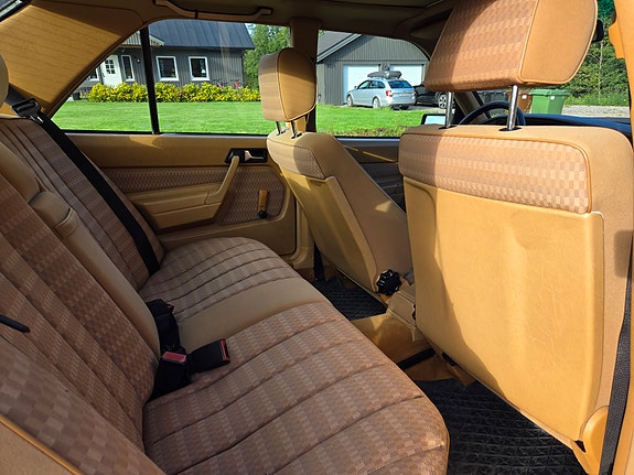 Mercedes-Benz 190 E 8 of 10