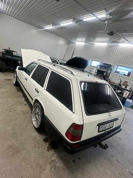 Mercedes-Benz 250 D 4 of 6