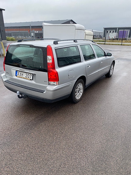 Volvo V70 2 of 7