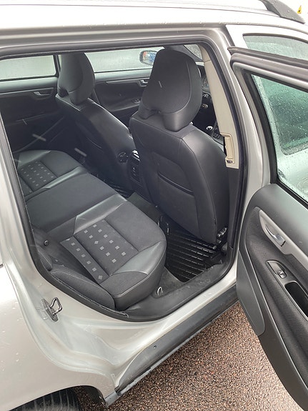 Volvo V70 3 of 7